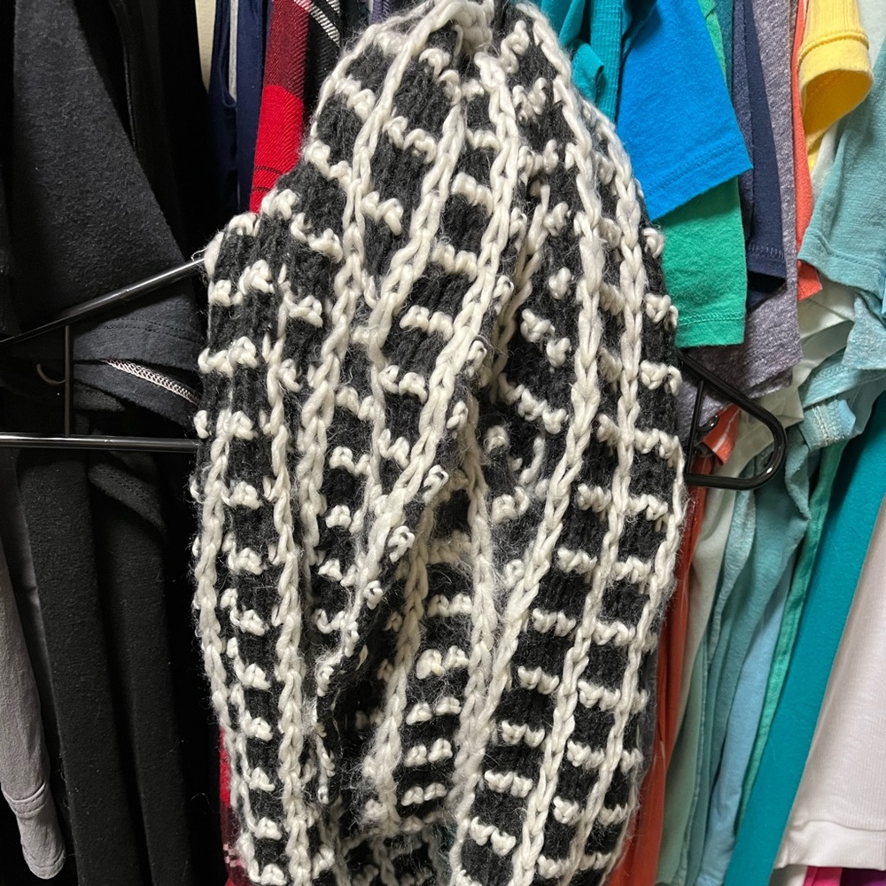 Apt 9 scarf NWOT